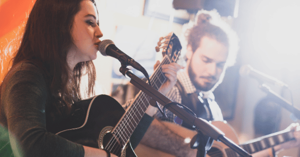 chica cantando en micrófono abierto