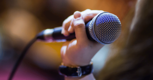 Los 10 Mejores Micrófonos para Cantar en Vivo en 2025: ¡Encuentra Tu Compañero de Escenario Perfecto!🎤